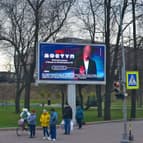 Рощинская улица в Гатчине баннеры на трассе