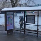 Реклама на остановочном павильоне на Краснобогатырской улице