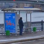 Нагатинская набережная. Реклама на остановке общественного транспорта