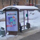 Открытое шоссе. Реклама на остановке общественного транспорта
