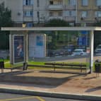 Реклама на остановочном павильоне на Озёрной улице