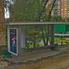 Смольная улица. Реклама на остановке общественного транспорта