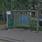улица Цюрупы. Реклама на остановке общественного транспорта