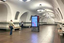Москва, метро Алексеевская, на платформе, в центре