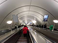 Санкт-Петербург, метро Ладожская, спуск, правая цепочка, 3 лайтбокс - поз.17Б